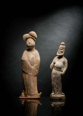 Zwei kalt bemalte Irdenware-Figuren einer 'Fat Lady' und eines Ausländers - photo 1