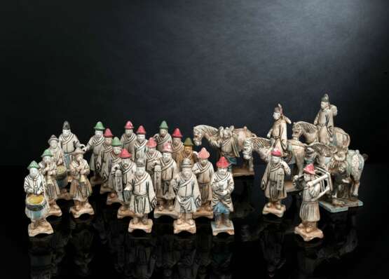 Gruppe von 26 teils glasierten und kalt bemalten Tonfiguren einer Prozession mit Reiterfiguren und Höflingen - фото 1