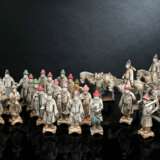 Gruppe von 26 teils glasierten und kalt bemalten Tonfiguren einer Prozession mit Reiterfiguren und Höflingen - Foto 1