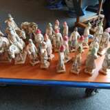 Gruppe von 26 teils glasierten und kalt bemalten Tonfiguren einer Prozession mit Reiterfiguren und Höflingen - фото 2