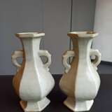 Paar hexagonale Vasen mit leicht türkisfarbener Glasur und seitlichen Handhaben - фото 2
