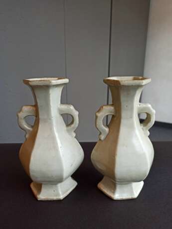 Paar hexagonale Vasen mit leicht türkisfarbener Glasur und seitlichen Handhaben - Foto 2