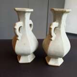 Paar hexagonale Vasen mit leicht türkisfarbener Glasur und seitlichen Handhaben - Foto 3