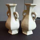 Paar hexagonale Vasen mit leicht türkisfarbener Glasur und seitlichen Handhaben - Foto 4