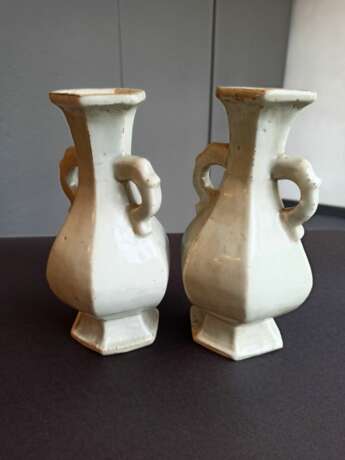 Paar hexagonale Vasen mit leicht türkisfarbener Glasur und seitlichen Handhaben - photo 4