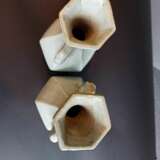 Paar hexagonale Vasen mit leicht türkisfarbener Glasur und seitlichen Handhaben - Foto 5