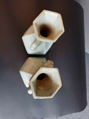 Paar hexagonale Vasen mit leicht türkisfarbener Glasur und seitlichen Handhaben - фото 5