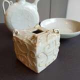 Paar hexagonale Vasen mit leicht türkisfarbener Glasur und seitlichen Handhaben - Foto 10