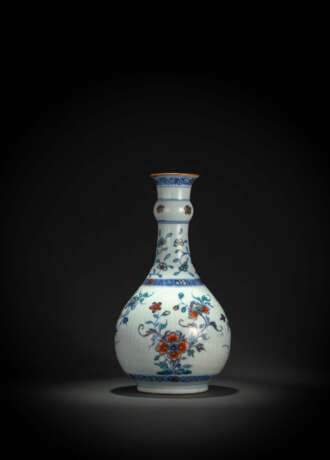 'Doucai'-Flaschenvase aus Porzellan mit Blütendekor - Foto 2