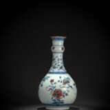 'Doucai'-Flaschenvase aus Porzellan mit Blütendekor - photo 2