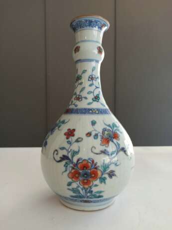 'Doucai'-Flaschenvase aus Porzellan mit Blütendekor - photo 3