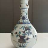 'Doucai'-Flaschenvase aus Porzellan mit Blütendekor - Foto 4