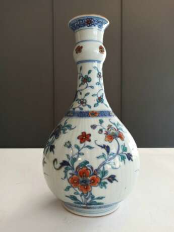 'Doucai'-Flaschenvase aus Porzellan mit Blütendekor - photo 5