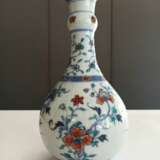 'Doucai'-Flaschenvase aus Porzellan mit Blütendekor - Foto 5