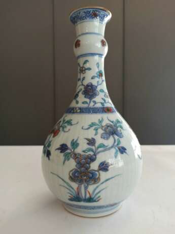 'Doucai'-Flaschenvase aus Porzellan mit Blütendekor - photo 6