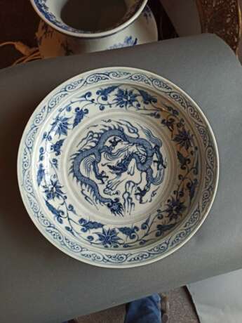 Unterglasurblau dekorierter Drachenteller aus Porzellan - photo 2