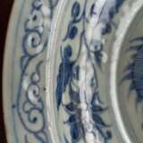 Unterglasurblau dekorierter Drachenteller aus Porzellan - photo 3