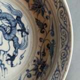 Unterglasurblau dekorierter Drachenteller aus Porzellan - photo 4