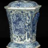 Oktagonale Vase aus Porzellan mit unterglasurblauem Dekor von Drachen mit Deckel, durch fünf Öffnungen gegliedert - фото 1