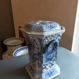 Oktagonale Vase aus Porzellan mit unterglasurblauem Dekor von Drachen mit Deckel, durch fünf Öffnungen gegliedert - фото 2