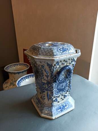 Oktagonale Vase aus Porzellan mit unterglasurblauem Dekor von Drachen mit Deckel, durch fünf Öffnungen gegliedert - Foto 2