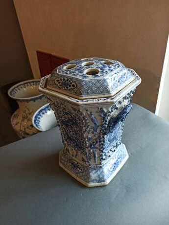 Oktagonale Vase aus Porzellan mit unterglasurblauem Dekor von Drachen mit Deckel, durch fünf Öffnungen gegliedert - Foto 3