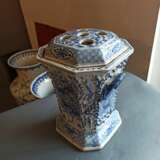 Oktagonale Vase aus Porzellan mit unterglasurblauem Dekor von Drachen mit Deckel, durch fünf Öffnungen gegliedert - Foto 3