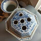 Oktagonale Vase aus Porzellan mit unterglasurblauem Dekor von Drachen mit Deckel, durch fünf Öffnungen gegliedert - фото 4