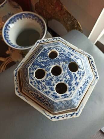 Oktagonale Vase aus Porzellan mit unterglasurblauem Dekor von Drachen mit Deckel, durch fünf Öffnungen gegliedert - Foto 4