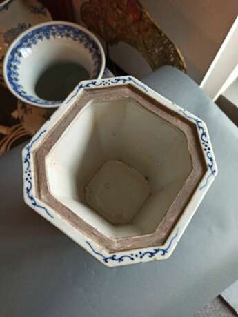 Oktagonale Vase aus Porzellan mit unterglasurblauem Dekor von Drachen mit Deckel, durch fünf Öffnungen gegliedert - Foto 5