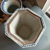 Oktagonale Vase aus Porzellan mit unterglasurblauem Dekor von Drachen mit Deckel, durch fünf Öffnungen gegliedert - Foto 5