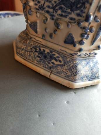 Oktagonale Vase aus Porzellan mit unterglasurblauem Dekor von Drachen mit Deckel, durch fünf Öffnungen gegliedert - photo 6