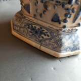Oktagonale Vase aus Porzellan mit unterglasurblauem Dekor von Drachen mit Deckel, durch fünf Öffnungen gegliedert - Foto 6