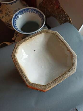 Oktagonale Vase aus Porzellan mit unterglasurblauem Dekor von Drachen mit Deckel, durch fünf Öffnungen gegliedert - photo 7