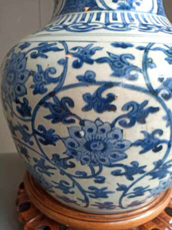 Große unterglasurblau dekorierte Kalebassenvase aus Porzellan mit Silbermontierung am Rand - Foto 5