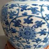 Große unterglasurblau dekorierte Kalebassenvase aus Porzellan mit Silbermontierung am Rand - фото 5