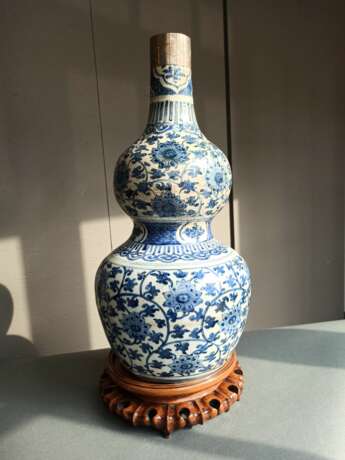 Große unterglasurblau dekorierte Kalebassenvase aus Porzellan mit Silbermontierung am Rand - фото 7