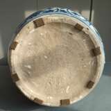 Große unterglasurblau dekorierte Kalebassenvase aus Porzellan mit Silbermontierung am Rand - фото 8
