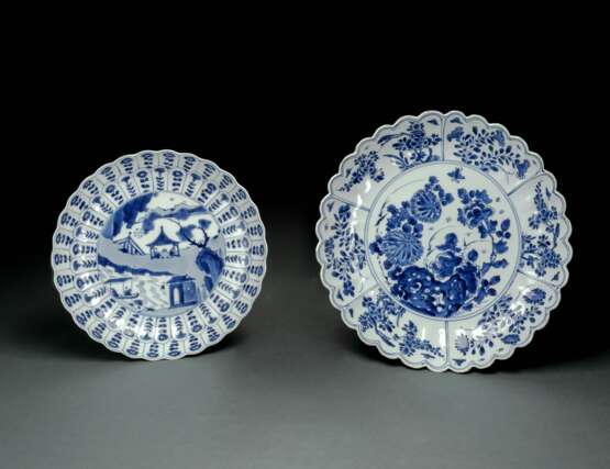 Zwei unterglasurblau dekorierter Teller aus Porzellan in Blütenform - photo 1