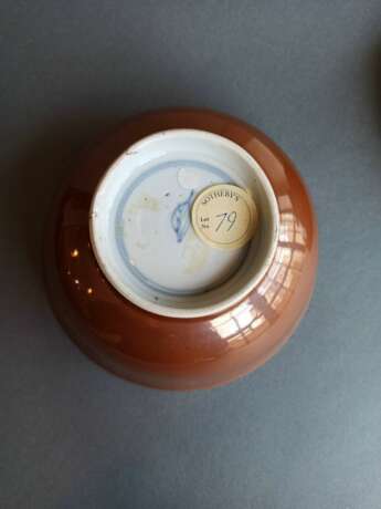 Zwei Schalen mit unterglasurbauem Dekor und 'Café-au-lait'-Glasur , eine aus der Ladung der Nanking Cargo - Foto 5