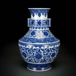 Große unterglasurblau dekorierte Vase aus Porzellan mit Lotosdekor