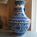 Große unterglasurblau dekorierte Vase aus Porzellan mit Lotosdekor - Foto 3