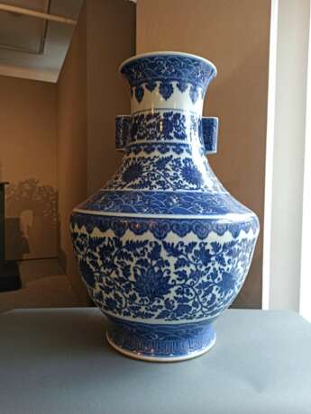 Große unterglasurblau dekorierte Vase aus Porzellan mit Lotosdekor - photo 3