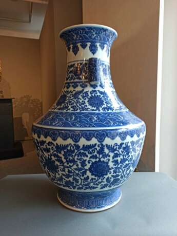 Große unterglasurblau dekorierte Vase aus Porzellan mit Lotosdekor - photo 4