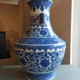 Große unterglasurblau dekorierte Vase aus Porzellan mit Lotosdekor - фото 4
