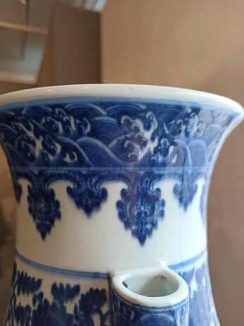 Große unterglasurblau dekorierte Vase aus Porzellan mit Lotosdekor - photo 5