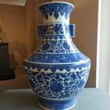 Große unterglasurblau dekorierte Vase aus Porzellan mit Lotosdekor - photo 6