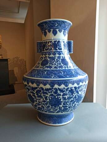 Große unterglasurblau dekorierte Vase aus Porzellan mit Lotosdekor - Foto 6