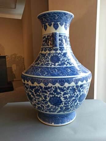 Große unterglasurblau dekorierte Vase aus Porzellan mit Lotosdekor - Foto 7