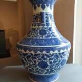 Große unterglasurblau dekorierte Vase aus Porzellan mit Lotosdekor - Foto 7